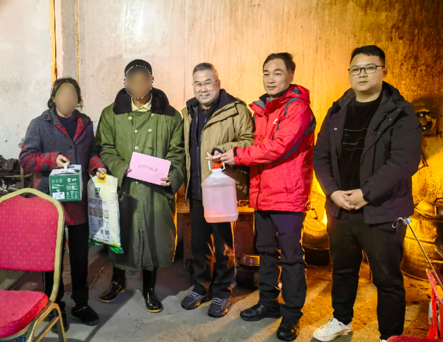 广东H漫-H漫入口
台台长蔡伏青到罗坑镇看望慰问脱贫户。
